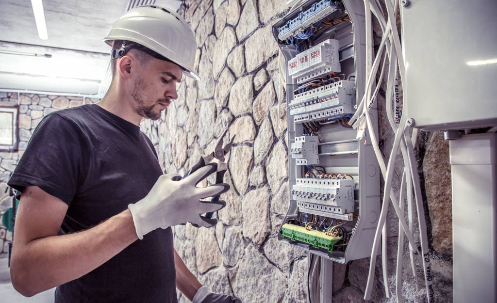 electricista trabajando
